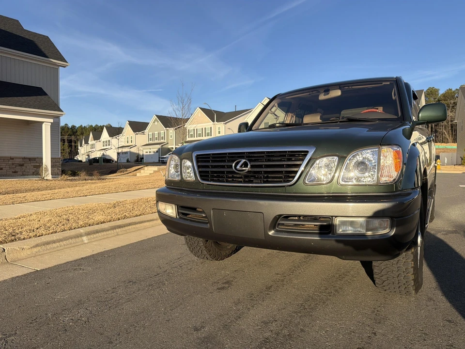 2000 Lexus LX 2nd Gen - Image 2 of 31