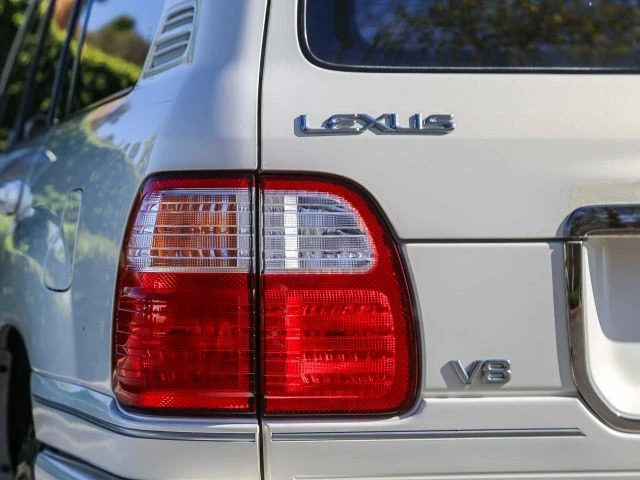 2000 Lexus LX 2nd Gen - Image 7 of 21