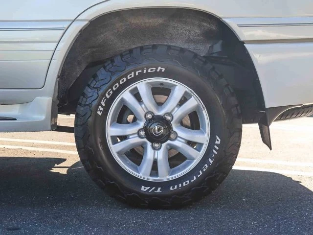2000 Lexus LX 2nd Gen - Image 9 of 21