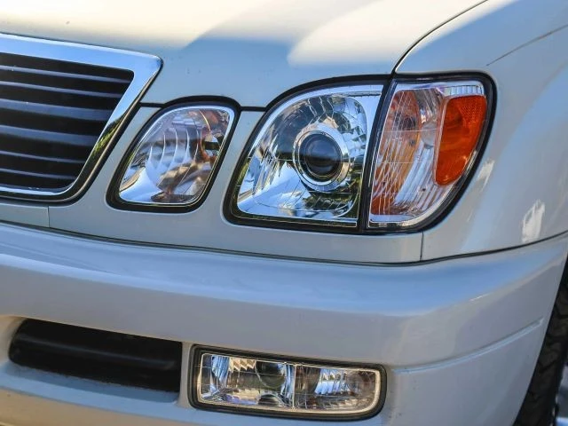 2000 Lexus LX 2nd Gen - Image 12 of 21