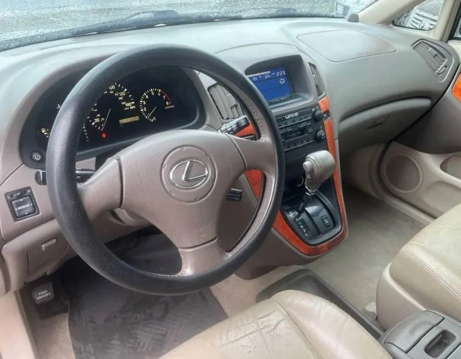 2000 Lexus RX 1st Gen - Image 3 of 4