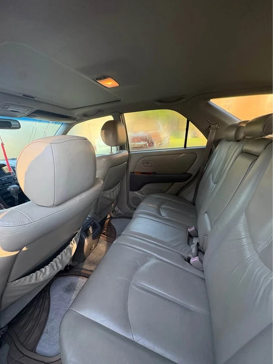 2000 Lexus RX 1st Gen - Image 3 of 4