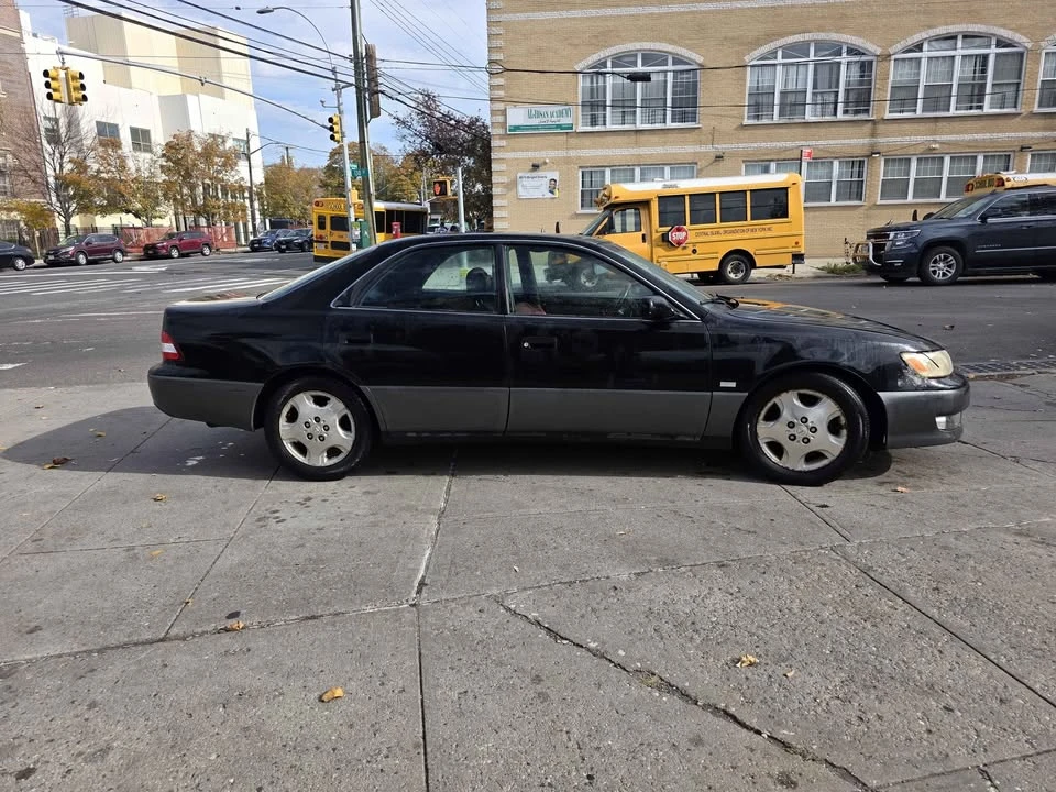 2000 Lexus RX 1st Gen - Image 2 of 9