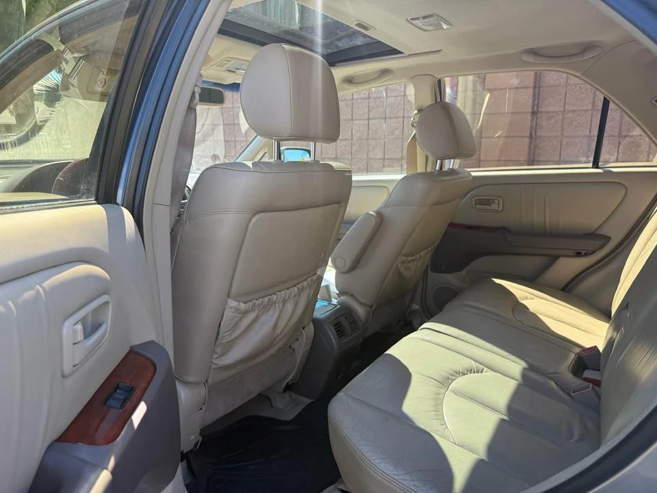 2000 Lexus RX 1st Gen - Image 10 of 12