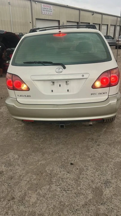2000 Lexus RX 1st Gen - Image 4 of 12