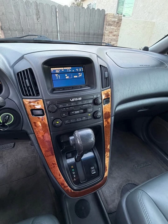 2000 Lexus RX 1st Gen - Image 11 of 13