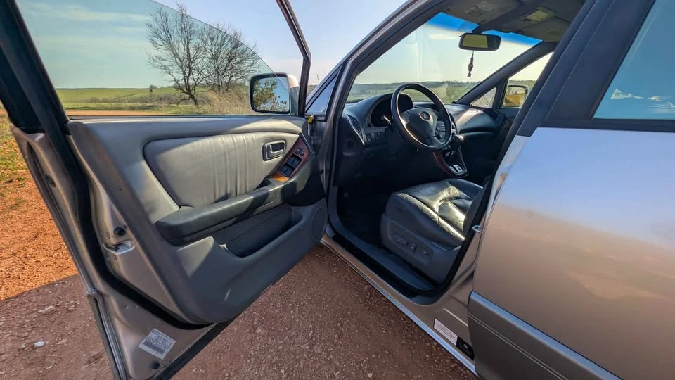 2000 Lexus RX 1st Gen - Image 12 of 16