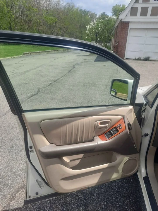 2000 Lexus RX 1st Gen - Image 9 of 16