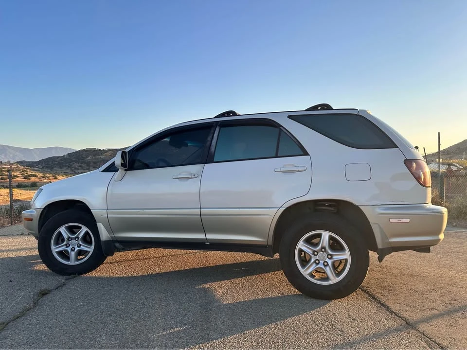 2000 Lexus RX 1st Gen - Image 2 of 11