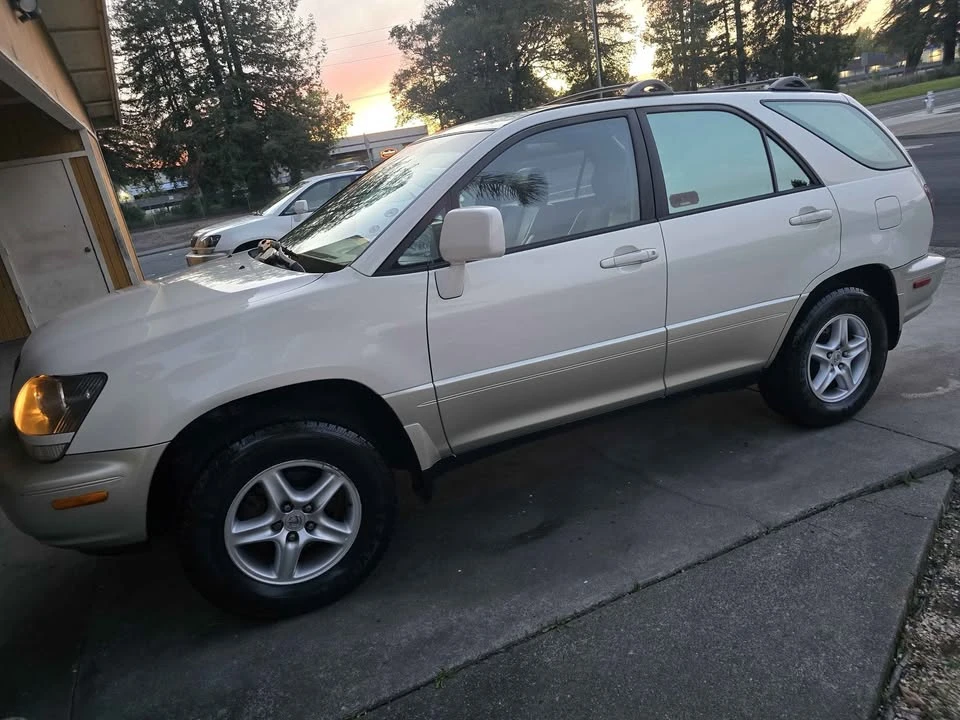 2000 Lexus RX 1st Gen - Image 4 of 15