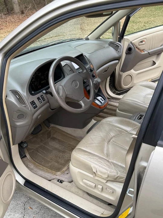 2000 Lexus RX 1st Gen - Image 9 of 19