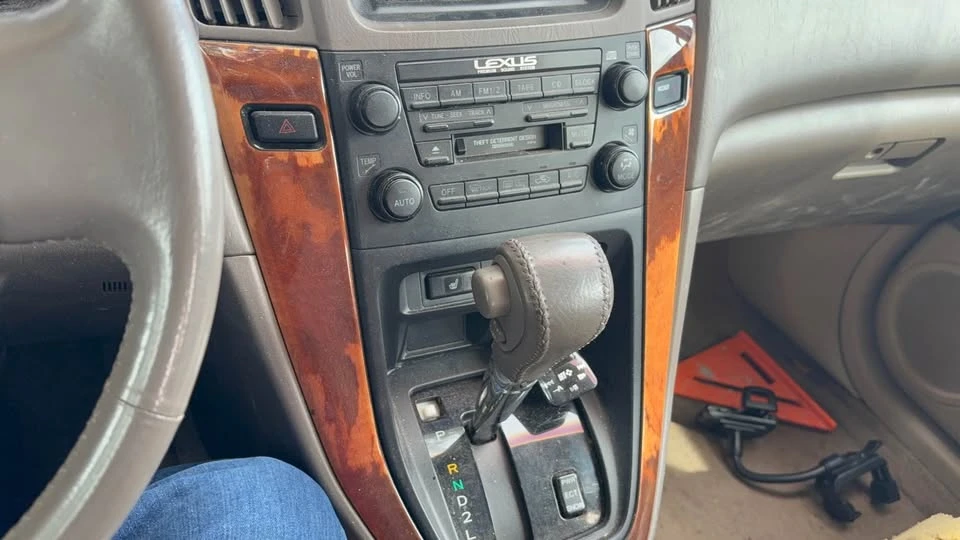 2000 Lexus RX 1st Gen - Image 4 of 9