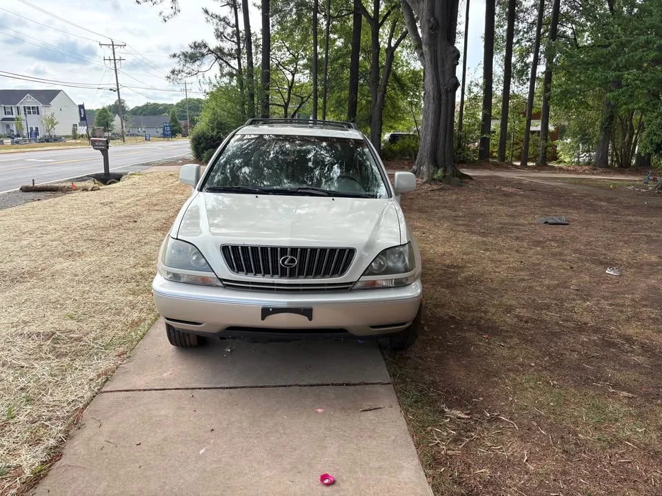 2000 Lexus RX 1st Gen - Image 2 of 9