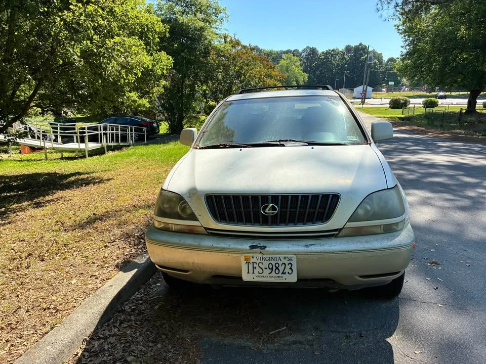 2000 Lexus RX 1st Gen - Image 2 of 3