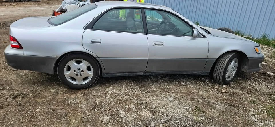 2000 Lexus ES 3rd Gen - Image 2 of 10