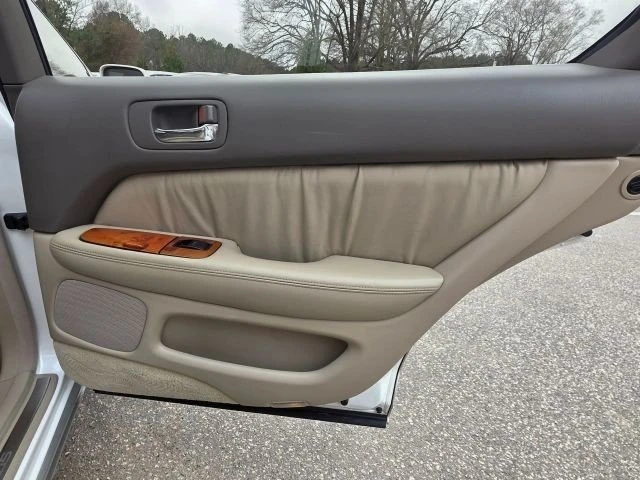 2000 Lexus LS 2nd Gen - Image 17 of 20