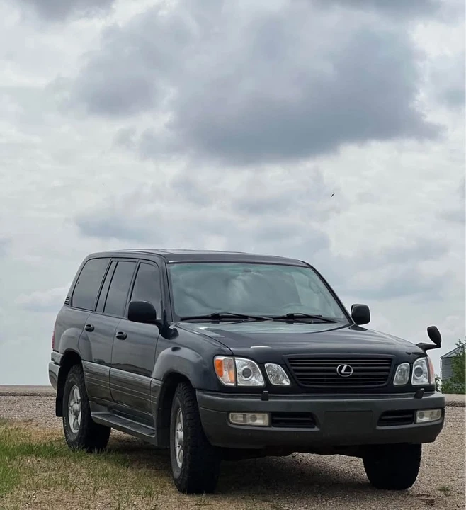 2000 Lexus LX 1st Gen - Image 2 of 9