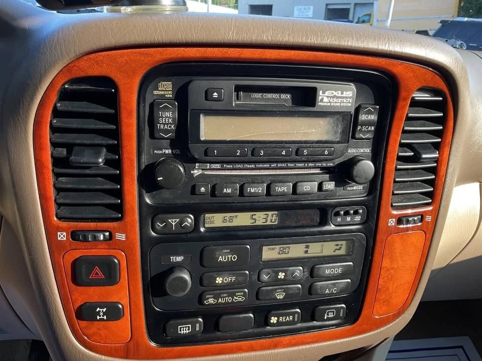 2000 Lexus LX 2nd Gen - Image 19 of 20