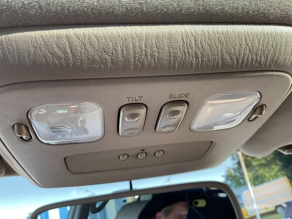 2000 Lexus LX 2nd Gen - Image 14 of 19