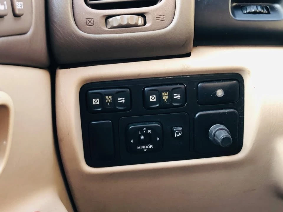 2000 Lexus LX 2nd Gen - Image 15 of 20