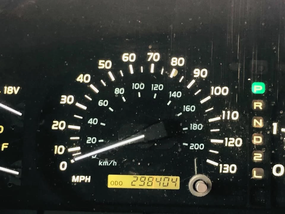 2000 Lexus LX 2nd Gen - Image 17 of 20