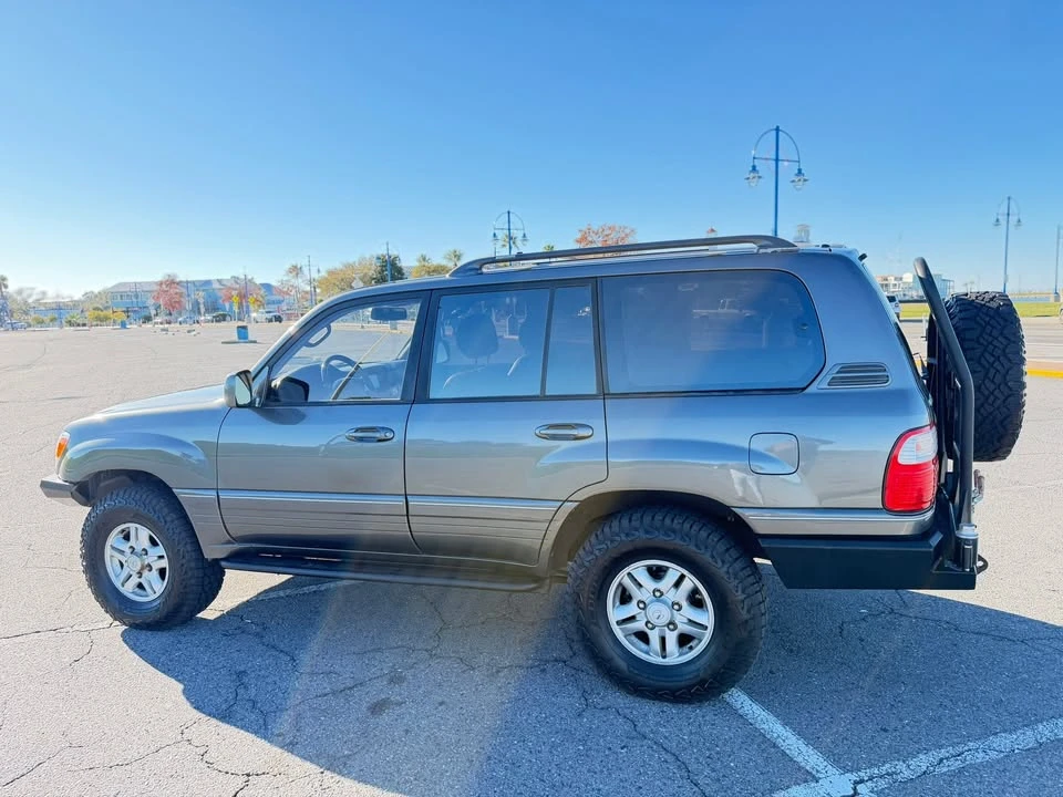 2000 Lexus LX 2nd Gen - Image 19 of 20