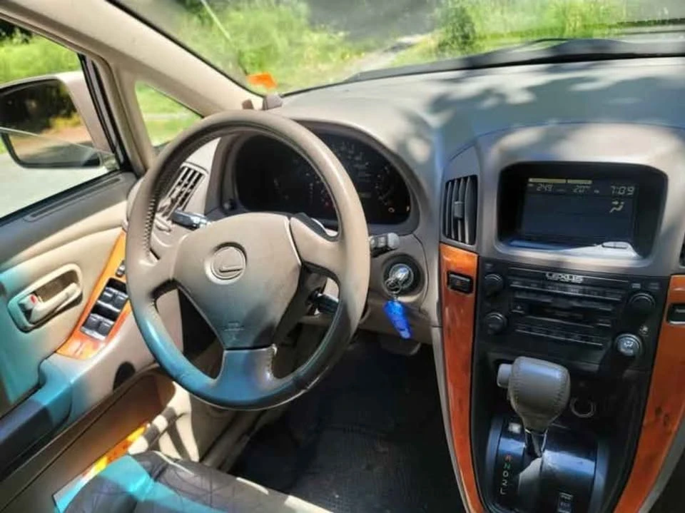2000 Lexus RX 1st Gen - Image 11 of 13