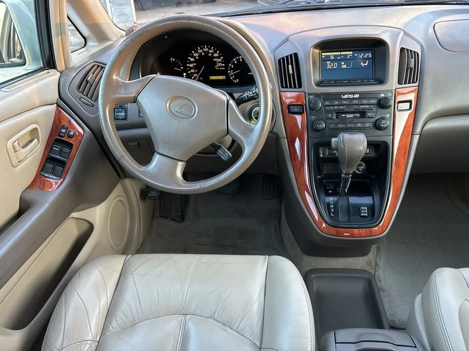 2000 Lexus RX 1st Gen - Image 13 of 17