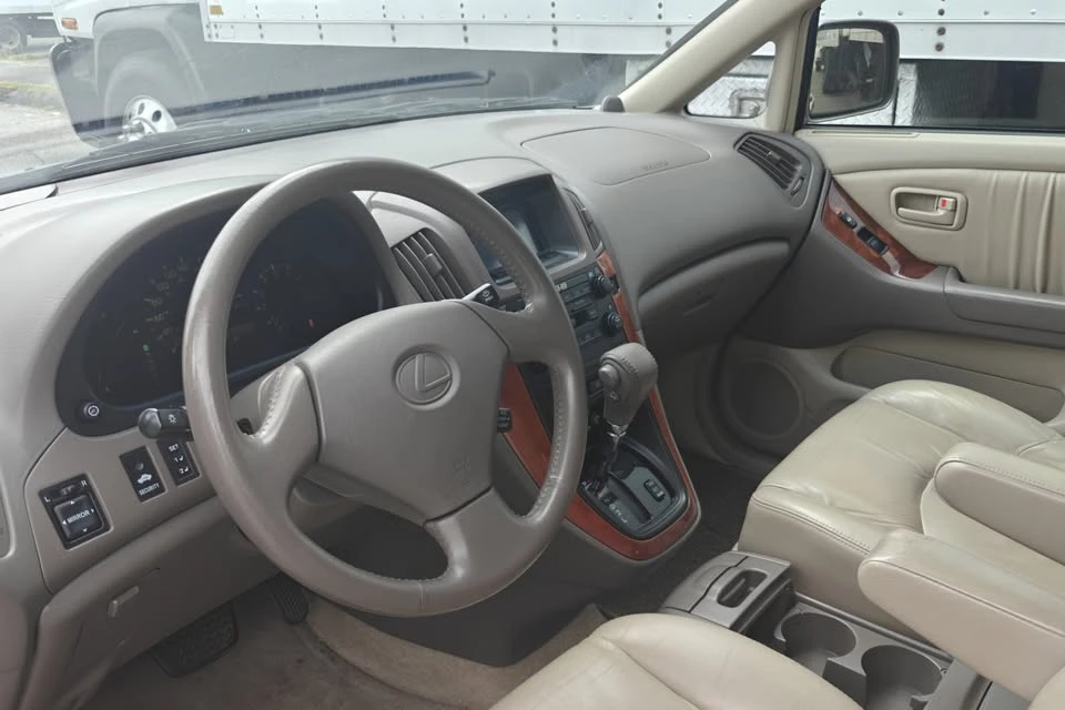 2000 Lexus RX 1st Gen - Image 11 of 16