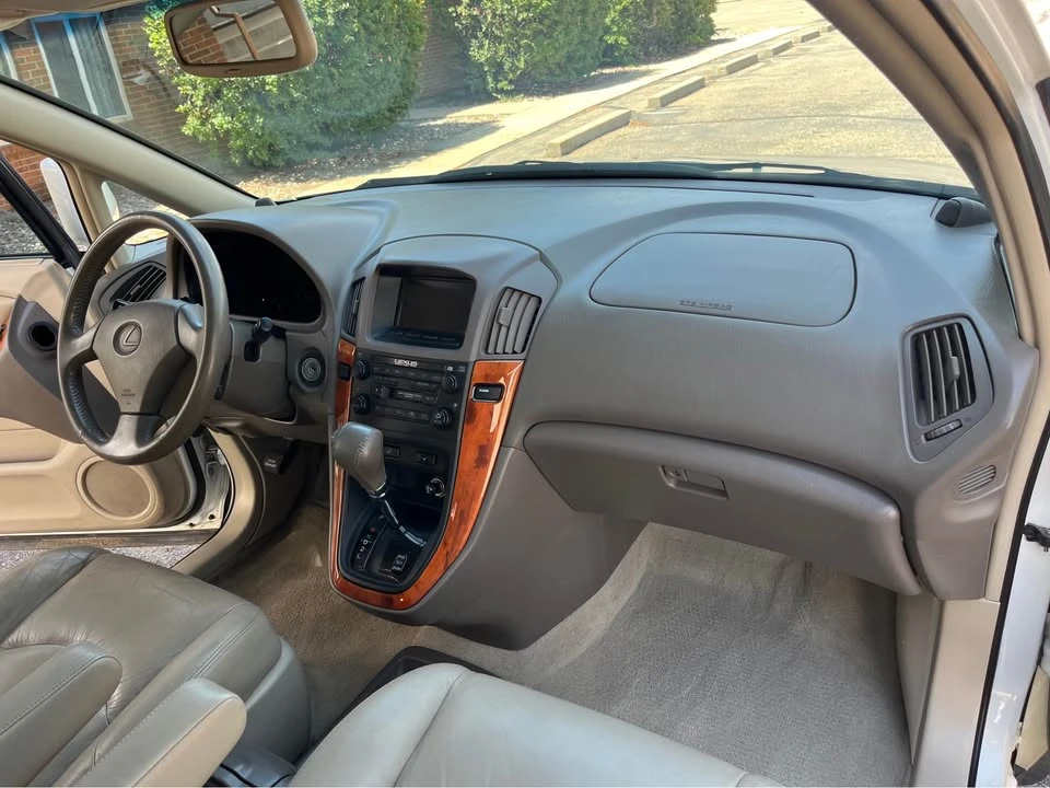 2000 Lexus RX 1st Gen - Image 9 of 14