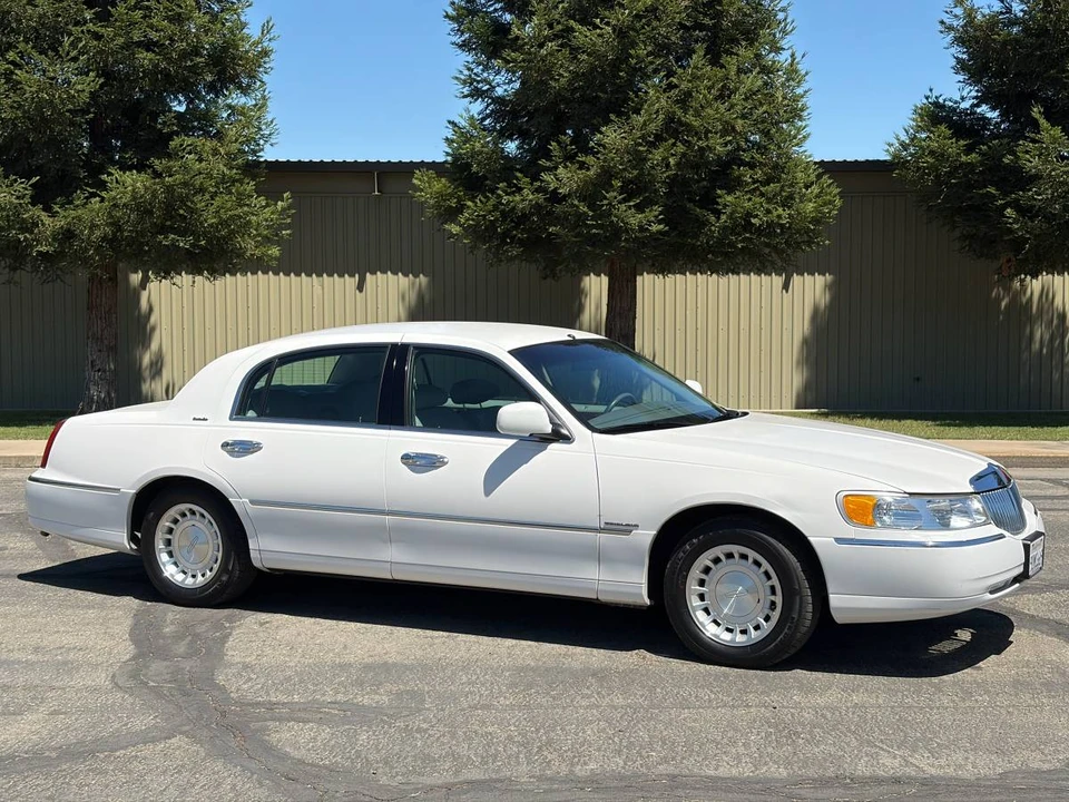 2000 Lincoln Continental 9th Gen - Image 2 of 10