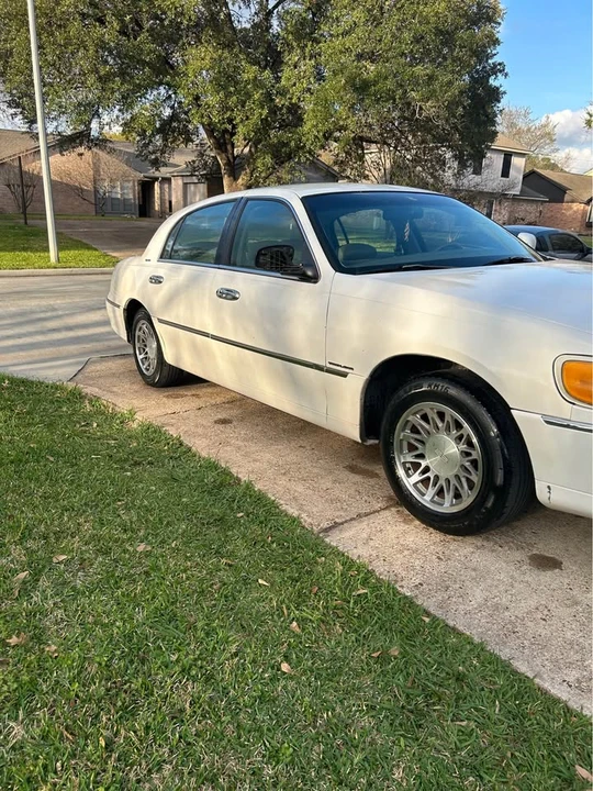 2000 Lincoln Continental 9th Gen - Image 2 of 9
