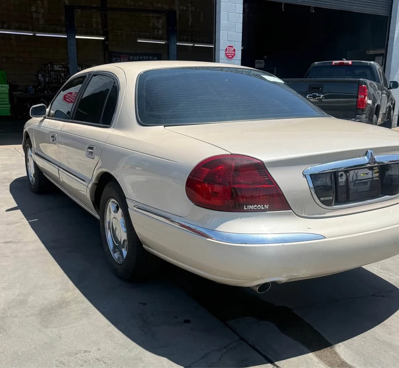 2000 Lincoln Continental 9th Gen - Image 2 of 11