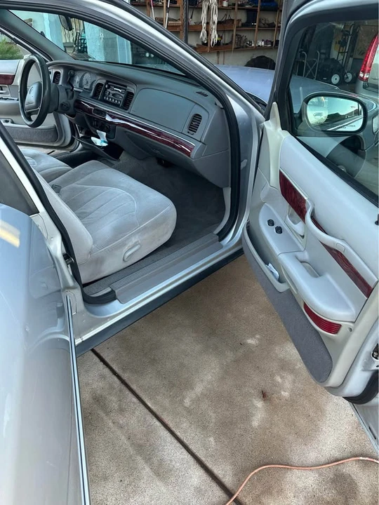 2000 Lincoln Town Car - Image 2 of 10