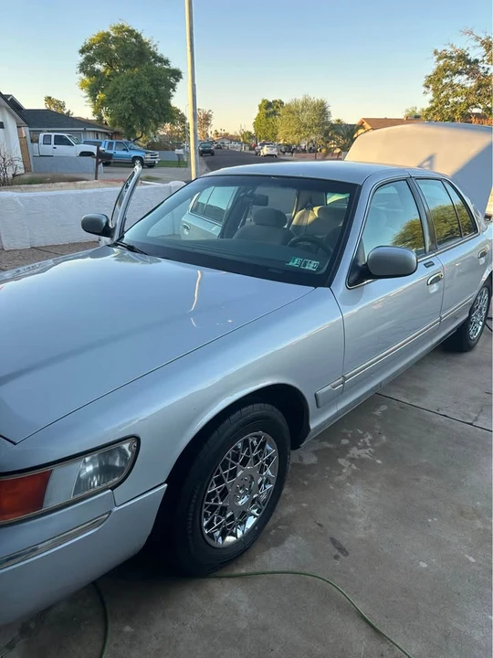 2000 Lincoln Town Car - Image 9 of 10