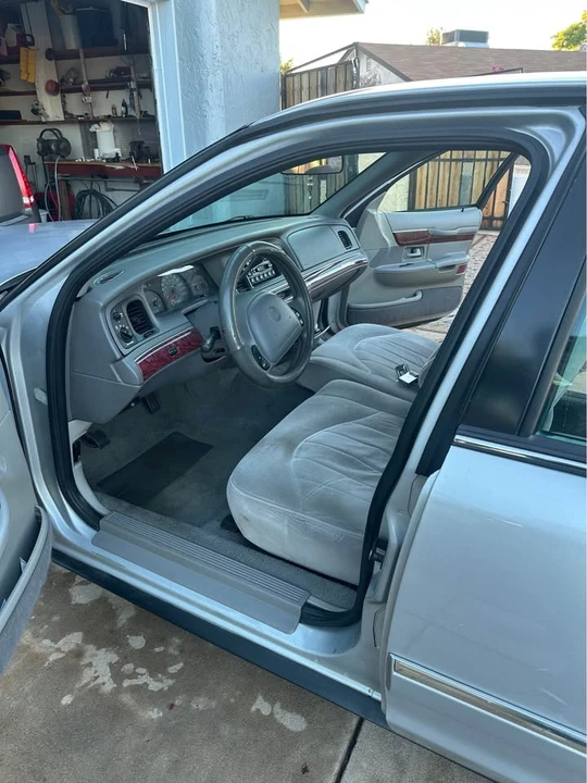 2000 Lincoln Town Car - Image 7 of 10