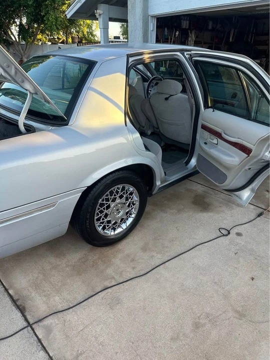 2000 Lincoln Town Car - Image 3 of 10