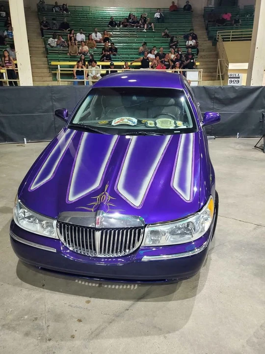 2000 Lincoln Town Car - Image 2 of 9