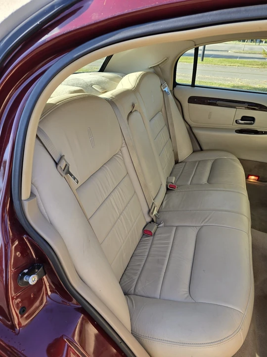 2000 Lincoln Town Car - Image 19 of 21