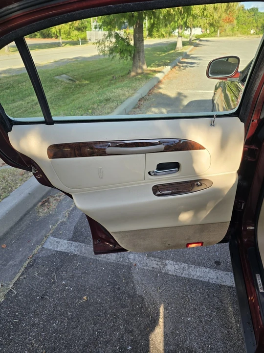 2000 Lincoln Town Car - Image 3 of 21