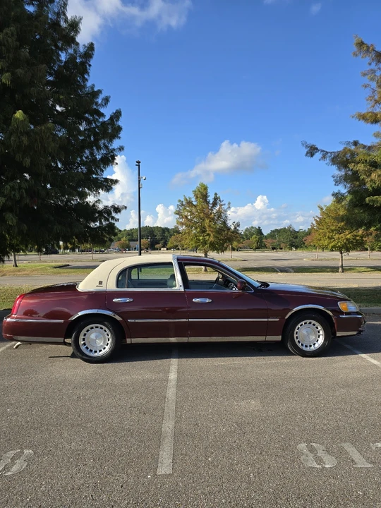 2000 Lincoln Town Car - Image 11 of 21