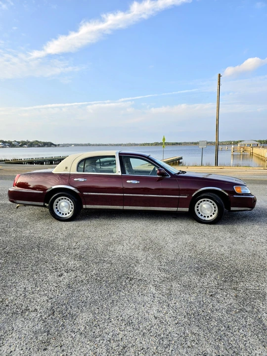 2000 Lincoln Town Car - Image 2 of 17