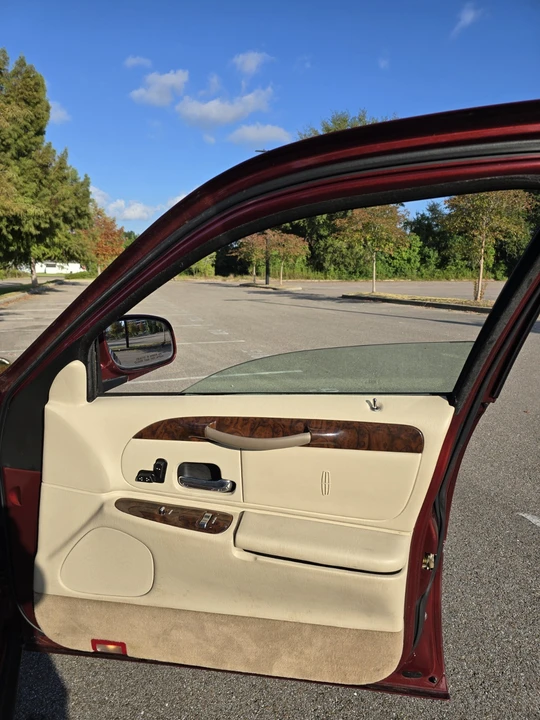 2000 Lincoln Town Car - Image 9 of 17