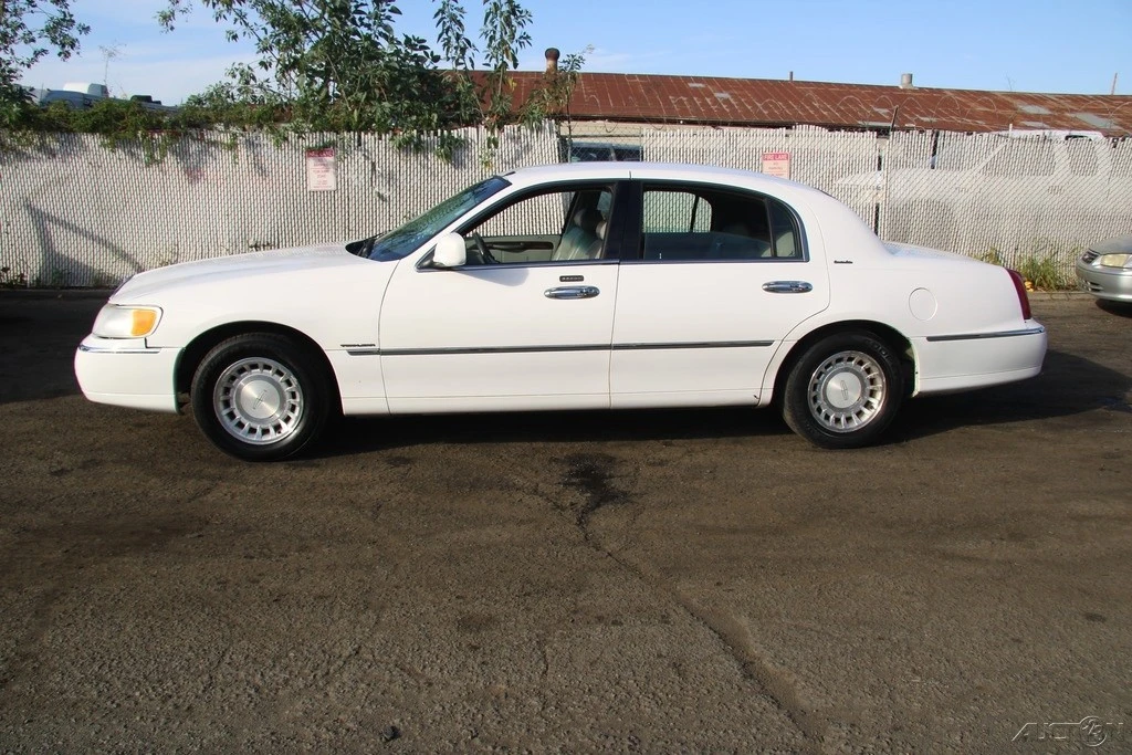 2000 Lincoln Town Car - Image 8 of 21