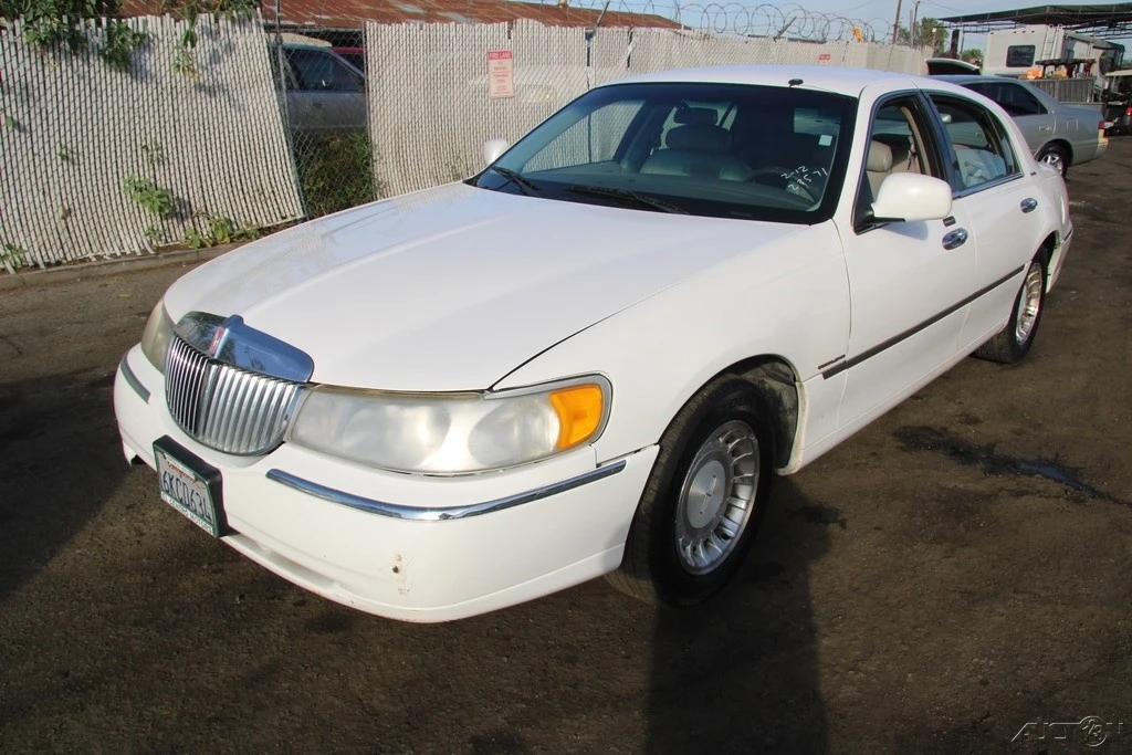2000 Lincoln Town Car - Image 9 of 21