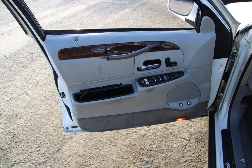 2000 Lincoln Town Car - Image 11 of 21