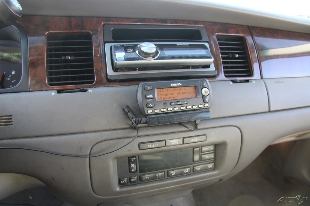 2000 Lincoln Town Car - Image 16 of 21