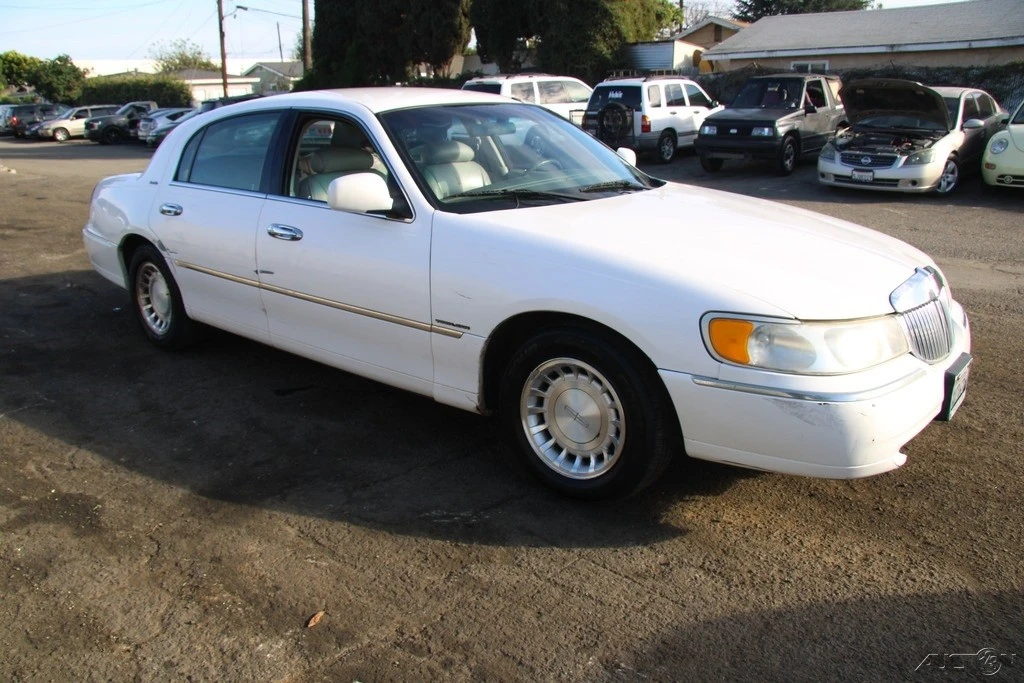 2000 Lincoln Town Car - Image 2 of 21