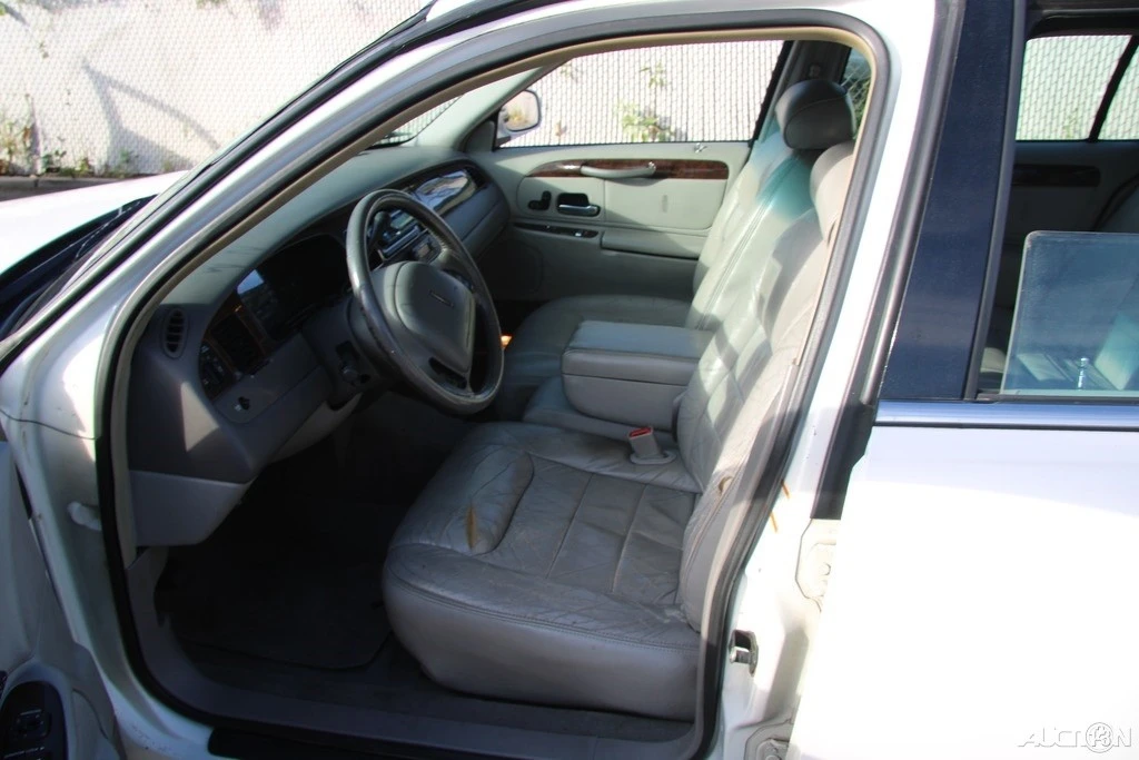 2000 Lincoln Town Car - Image 12 of 21