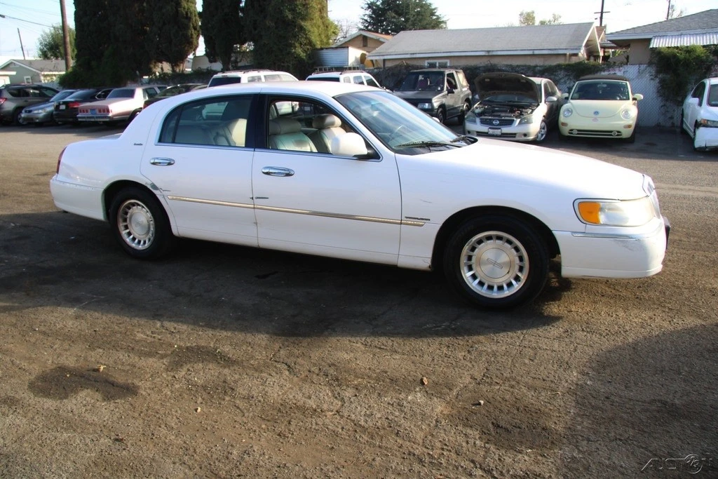 2000 Lincoln Town Car - Image 3 of 21